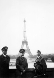 Gemeinfreies Bild: https://en.wikipedia.org/wiki/File:Adolf_Hitler_in_Paris_1940.jpg