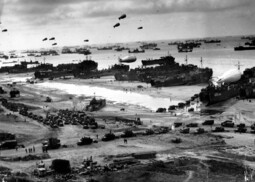 Gemeinfreies Bild: „Normandy Invasion, June 1944. Landing ships putting cargo ashore on one of the invasion beaches“